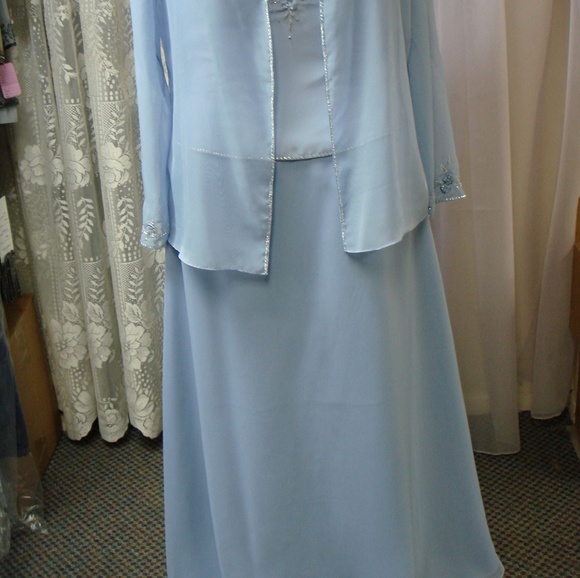 NWT COUTURE PLUS SIZE GOWN WITH MATCHING JACKET! - Picture 3 of 4